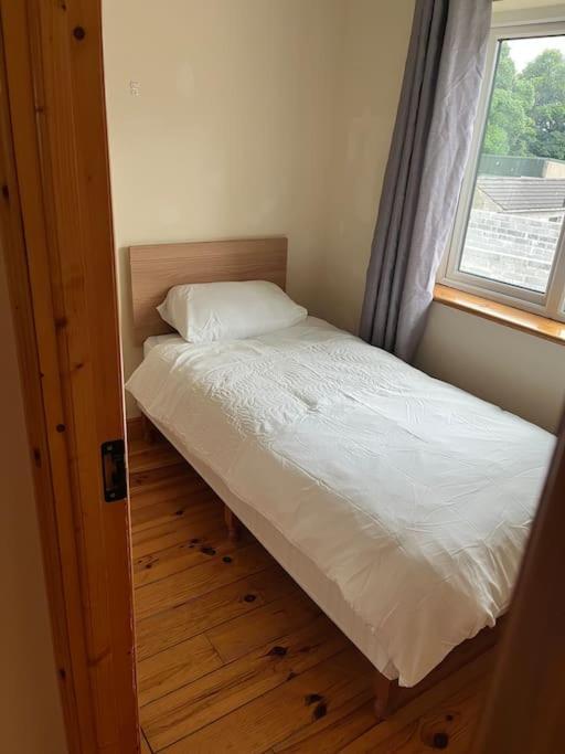 Tubbercurry Modern 4 Bed House In Townヴィラ エクステリア 写真