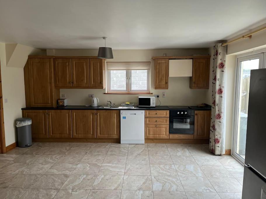 Tubbercurry Modern 4 Bed House In Townヴィラ エクステリア 写真